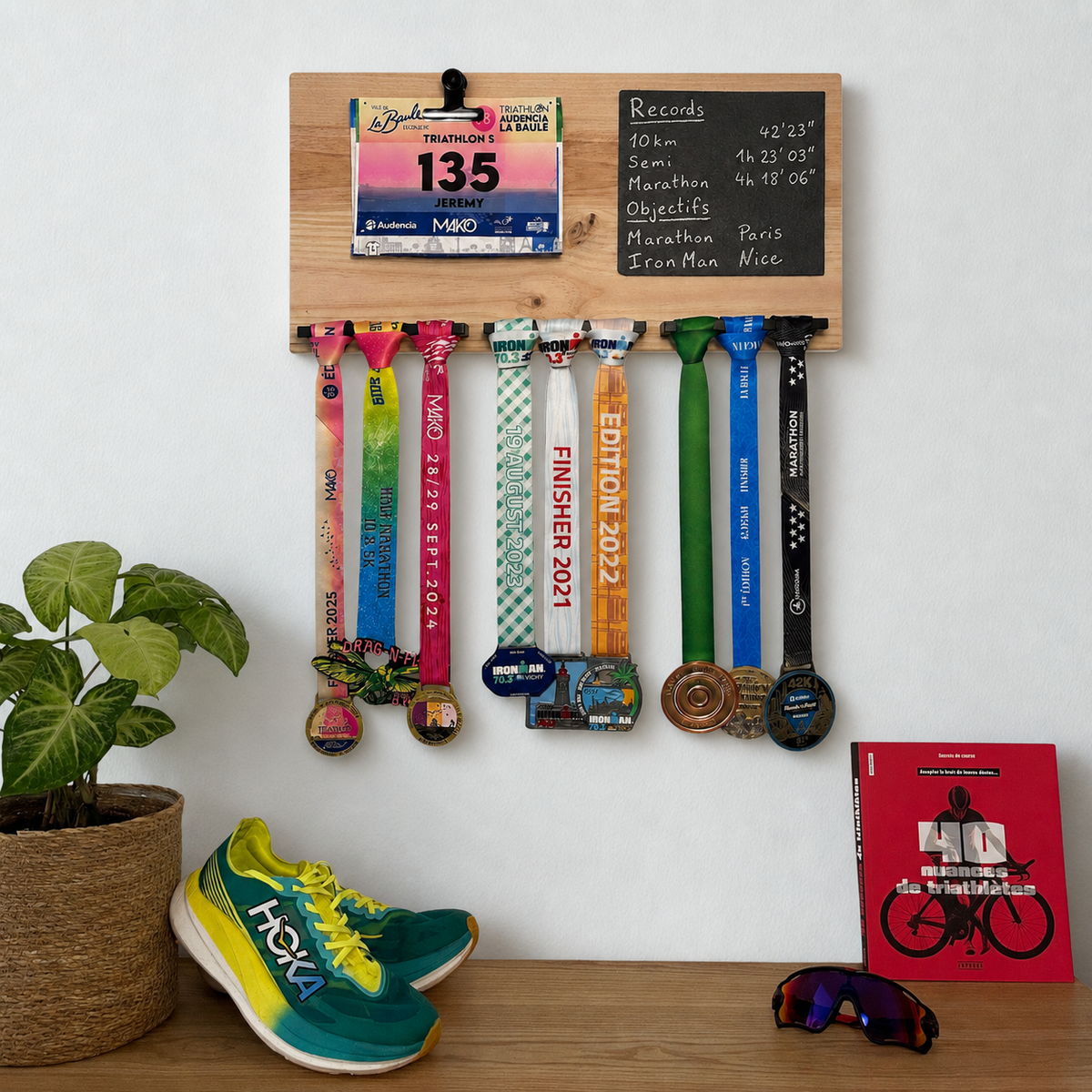 Porte-médailles mural fixé au mur avec des médailles de course
