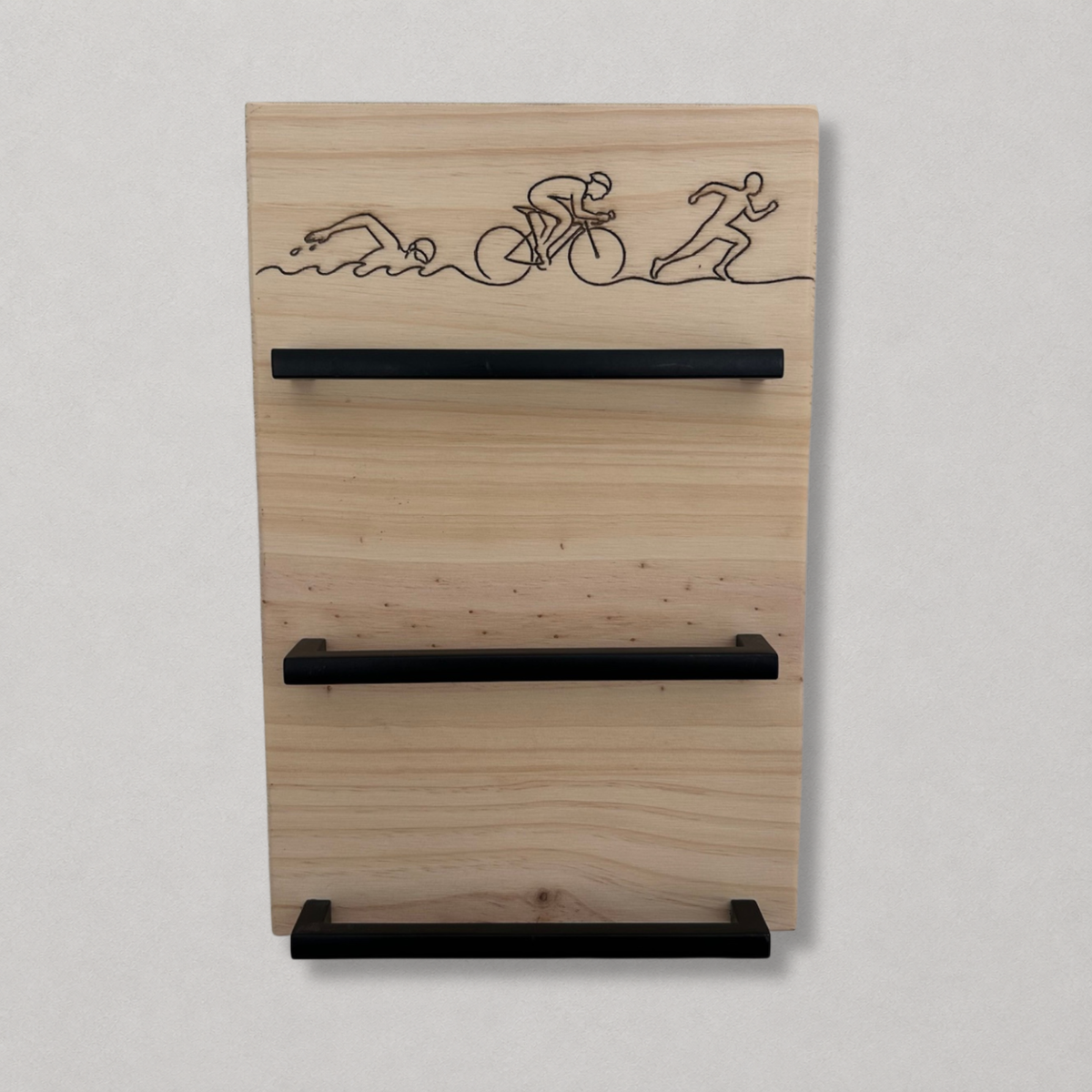 Cadeau triathlon original avec porte médailles mural en bois