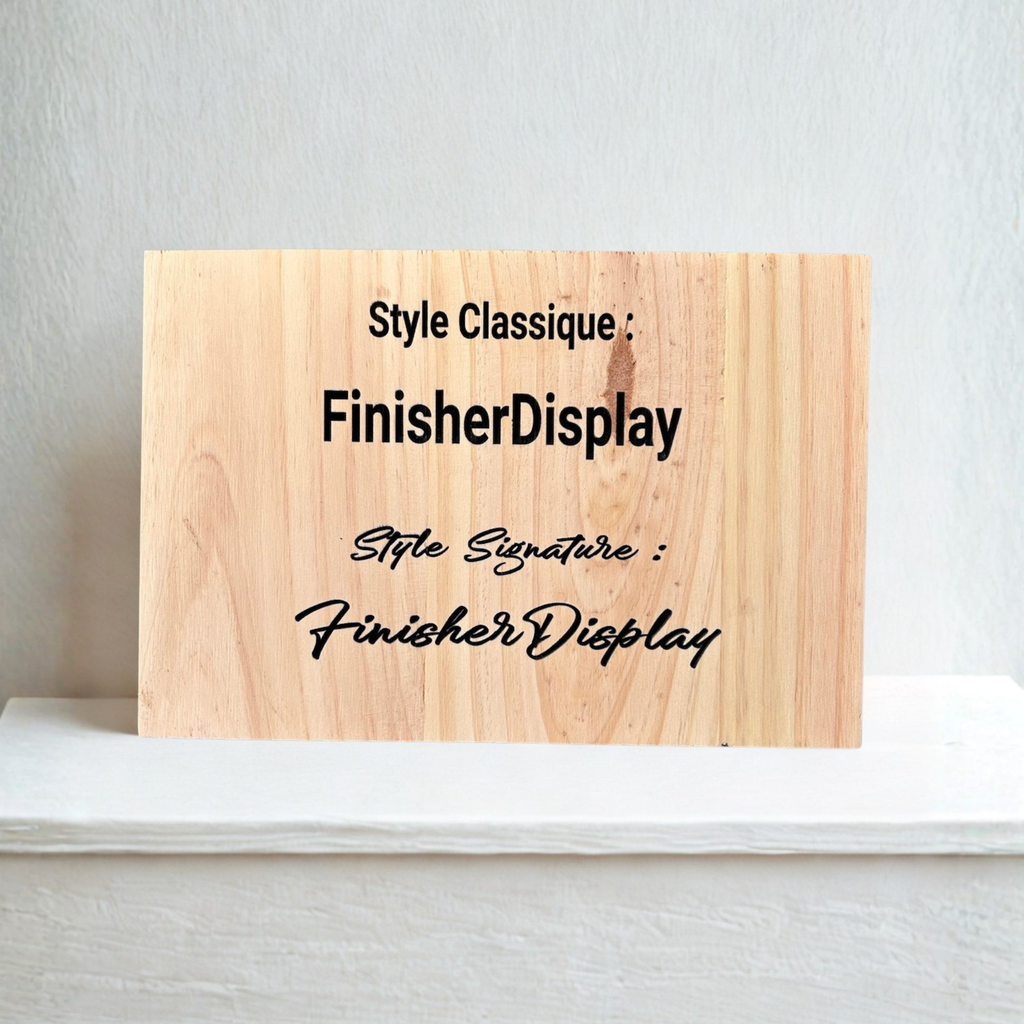 Gravure personnalisée au dos du support médailles FinisherDisplay fabriqué en France