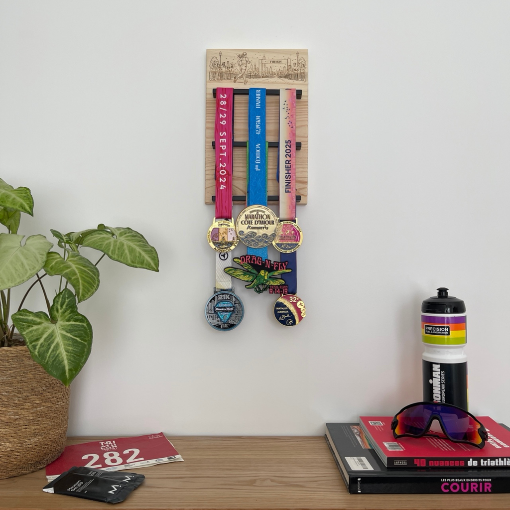 Porte médailles mural en bois avec médailles de course exposées dans un espace sport