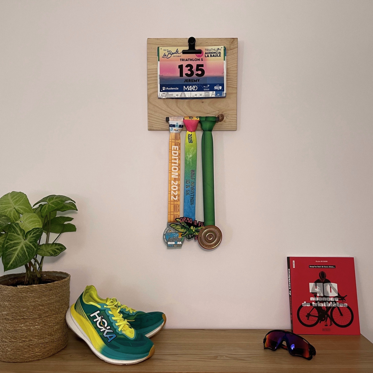Support médailles compact en bois Medal Bar pour running et triathlon