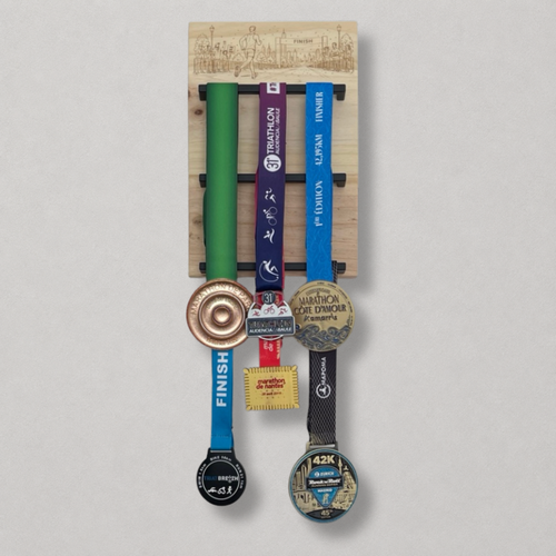 Support mural porte médailles en bois avec médailles de running, marathon et triathlon